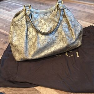 Well loved Gucci Sukey Medium Gold 100% authentic.  Comes with dustbag.